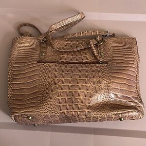 Allan Edward Faux Aligátor Textured Hand Bag. P/A1663